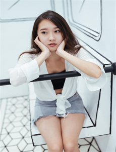 《欧美美女大香蕉》