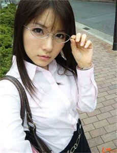 《18美女裸免费观看网站》