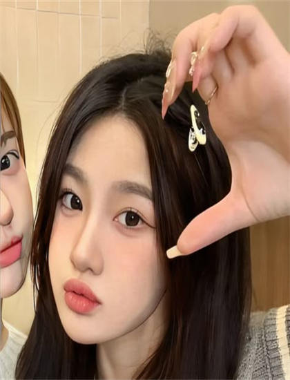 《魔鞋》色彩运用解析：色调选择与情绪表达分析